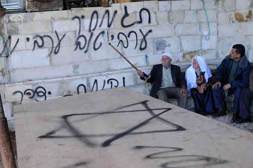 Janvier 2013, graffiti en hébreu, sur le mur de la mosquée d'un village près de Naplouse : "Prix à payer", "Un bon Arabe est un Arabe mort" et "Vengeance d'Yitzhar" (colonie sioniste au sud de Naplouse). (Photo : Issam Rimawi/Flash90)