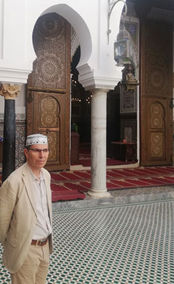 Abd-al-Haqq Guiderdoni devant l’entrée de la mosquée renfermant le mausolée de Moulay Idris II, fils de Moulay Idris 1er, descendant du Prophète Muhammad, fondateur de Fès et de l’émirat idrisside.