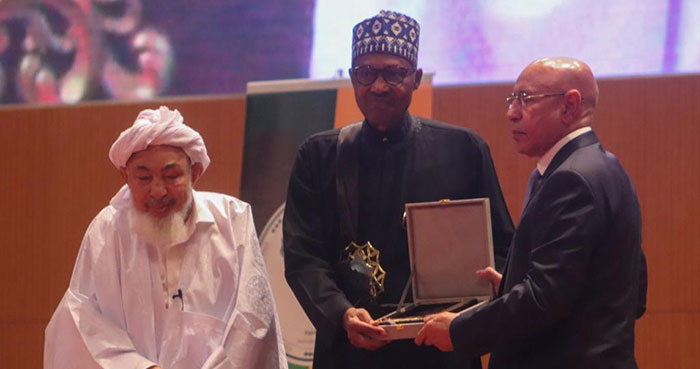 Muhammadu Buhari, président du Nigéria, entouré du cheikh Abdallah Bin Bayyah et du président de la Mauritanie, Mohammed Ould Ghazouani. © Conférence africaine pour la paix