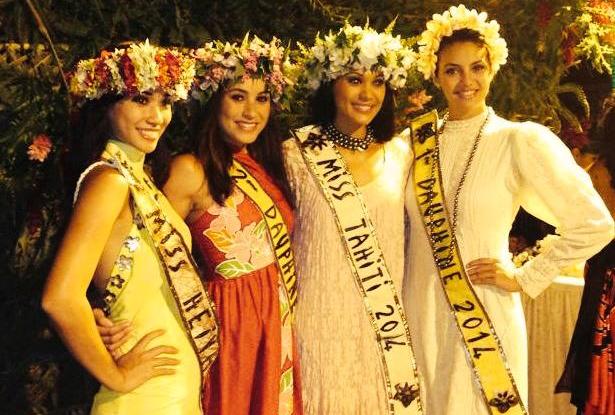La Miss Tahiti 2014, entourée de ses dauphines. La candidate, qui déclarait sa peur de l'ouverture d'une mosquée à Tahiti, n'est pas présente dans cette photo.