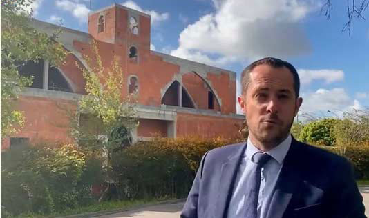 Nicolas Bay devant la mosquée d'Evreux. Capture d'écran Facebook