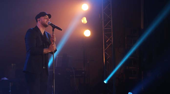 Maher Zain lors du concert  Sounds of Light, dimanche 12 octobre à Saint-Denis.