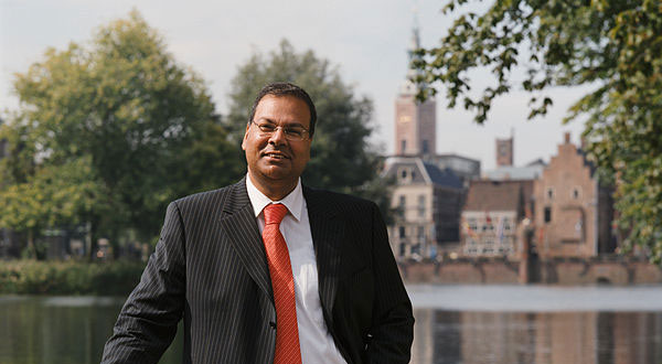 Rabin Baldewsingh, le coordinateur national contre la discrimination aux Pays-Bas, dénonce une « discrimination structurelle » de la part des institutions bancaires envers les musulmans. © Wikimedia