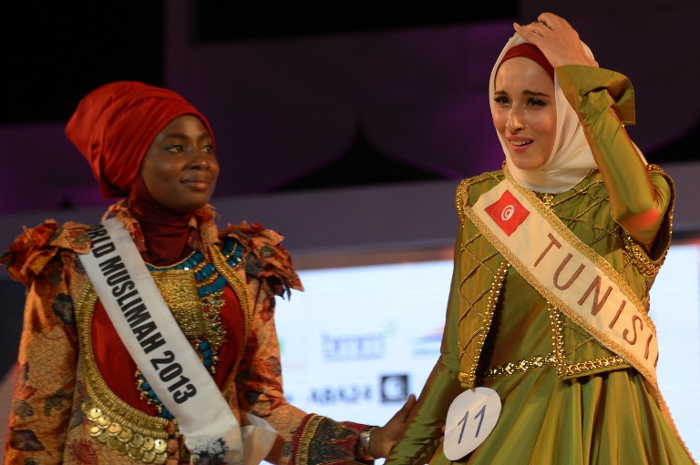 Fatma Ben Guefrache, lauréate de World Muslimah 2014, aux côtés de la gagnante nigériane de 2013. AFP PHOTO / ADEK BERRY.