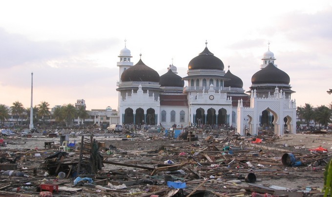 En Indonésie, la grande mosquée Baiturrahman, achevée en 1881, a résisté au tsunami de 2004.