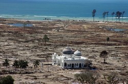 La mosquée Rahmatullah de Lampuuk après le tsunami de 2004. © AFP