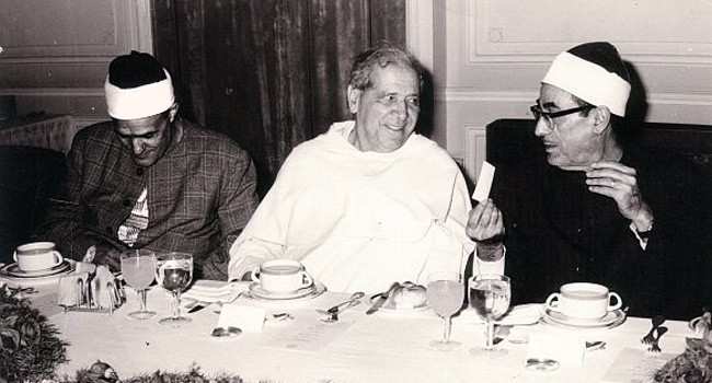 Le Père Georges Anawati (au centre), cofondateur de l’Institut dominicain d'études orientales (IDEO) du Caire, est l'auteur de plus de 250 ouvrages et articles, portant notamment sur les études médiévales, les sciences arabes, la philosophie et la mystique musulmane. (Photo : © Georges Anawati Stiftung)