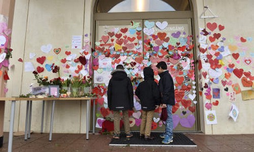 L'entrée de la mosquée d'Uppsala recouverte de messages de soutien après l'attaque qu'elle a subie la nuit de la Saint-Sylvestre. © TT News Agency/ Anders Wiklund