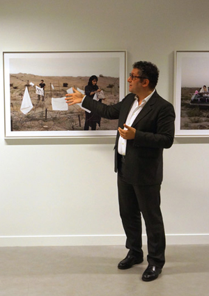 Jamel Oubechou, président de l'ICI, devant la série « Today's Life and War » de l'artiste iranienne Gohar Dashti. (Photo : ©  Institut des cultures d'islam)