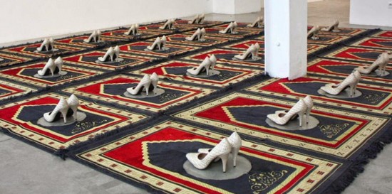 Escarpins sur tapis de prière : une installation artistique retirée