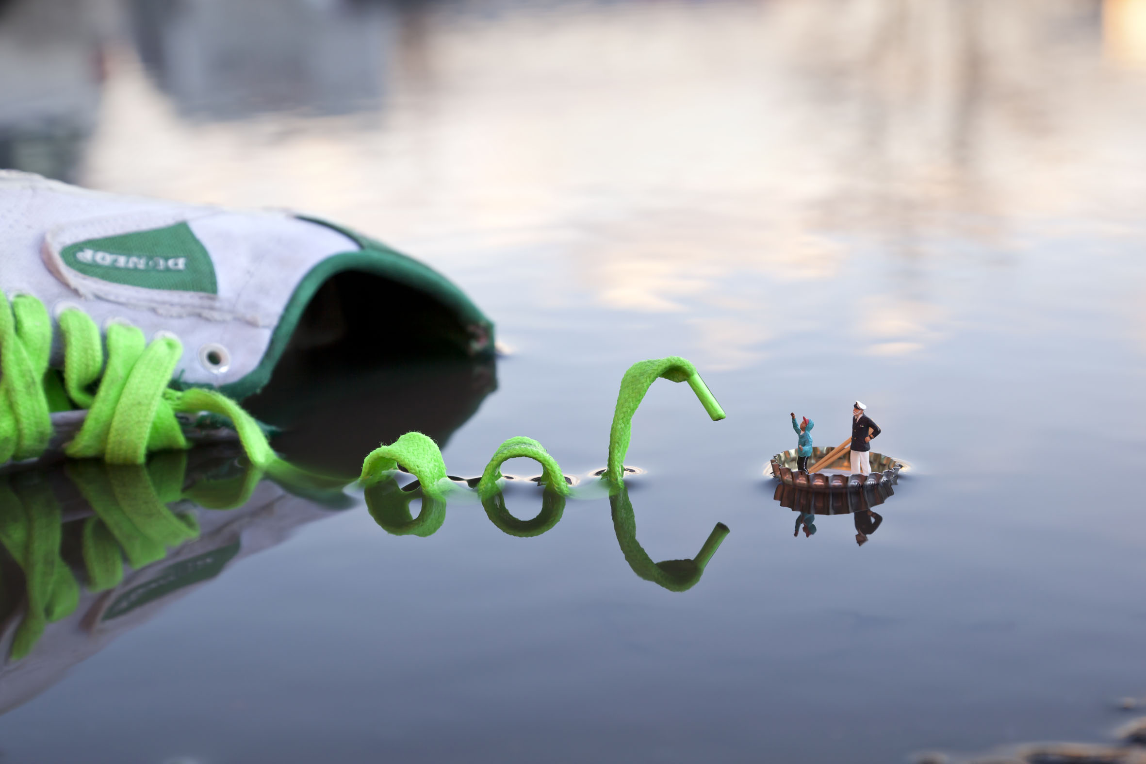 Street art miniature de l'artiste anglais Slinkachu. Photographe de rue, il utilise de petites figurines et les met en scène dans l’espace urbain, afin de créer des scénarios humoristiques. Il fait partie des artistes qui exposent à la fondation EDF, dans « #Street Art, l’innovation au cœur d’un mouvement ».