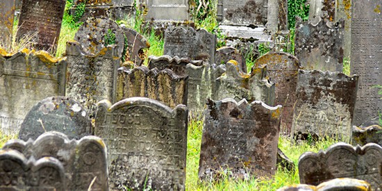 Près de 300 tombes profanées dans un cimetière juif du Bas-Rhin