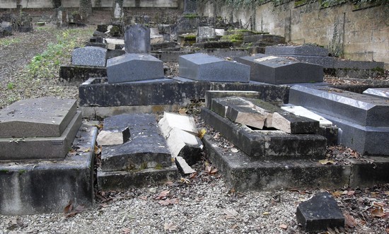 Photo d'illustration de tombes juives profanées à Bar-Le-Duc (Meuse) en 2010.