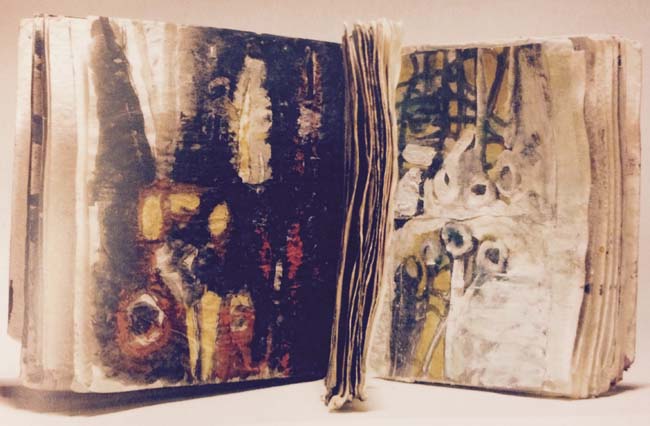 Ce No Name Book (Livre sans nom), œuvre d’Anna Boghiguian (1995), est un cahier de feuilles de papier ‒ les uns opaques, les autres transparentes ‒, matériau fabriqué par les enfants qui vivent sur la décharge de Muqattam, au Caire. Ciseaux et clous évoquent la souffrance et la passion du Christ. Le livre a été réalisé en hommage aux victimes de l’attentat de 1993 à la station de RER Saint-Michel, à Paris, et s’intègre dans un travail où vingt copies sont dédiées aux cinq continents, celui-ci étant associé à l’Egypte.