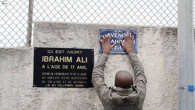 Vingt ans après, les proches et les militants antiracistes réclament que l'avenue où a été abattu Ibrahim Ali en 1995 par un militant FN soit renommée « Avenue Ibrahim Ali ». © LMRS