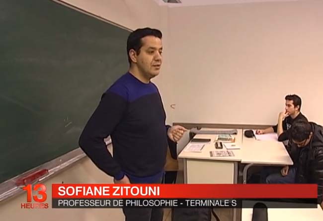 Capture d’écran d’un reportage « Réactions face au terrorisme dans un lycée musulman » de FranceTV Info diffusé le 12 janvier 2015. L’on voit ici Soufiane Zitouni, professeur de philosophie, mener un débat avec ses élèves de terminale S, au lycée Averroès.