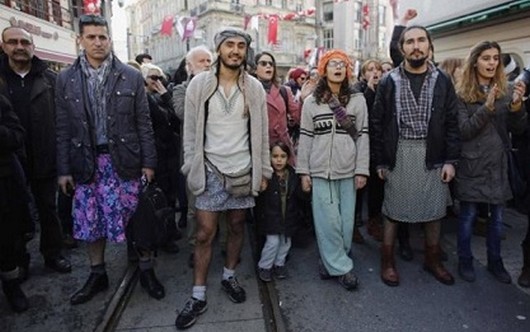 Turquie : des hommes en jupe contre les violences sexistes