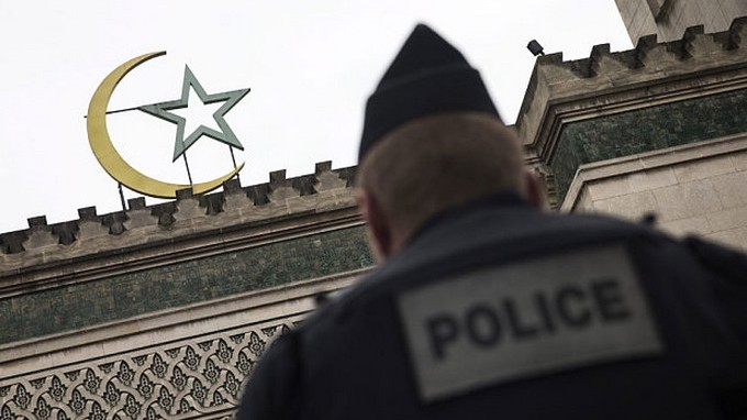 Face à l'islamophobie ambiante, les réponses de Cazeneuve aux musulmans