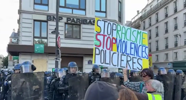 Des milliers de personnes vent debout contre les violences policières à Paris et en province