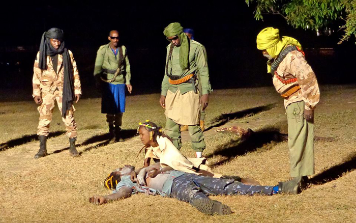 Quinze artistes maliens, sous la direction du metteur en scène Jean-Claude Fall, redonnent vie à la pièce de Paul Claudel, Tête d'Or, un desperado devenu aventurier puis despote, au Théâtre de la Tempête. (photo : © La Manufacture)