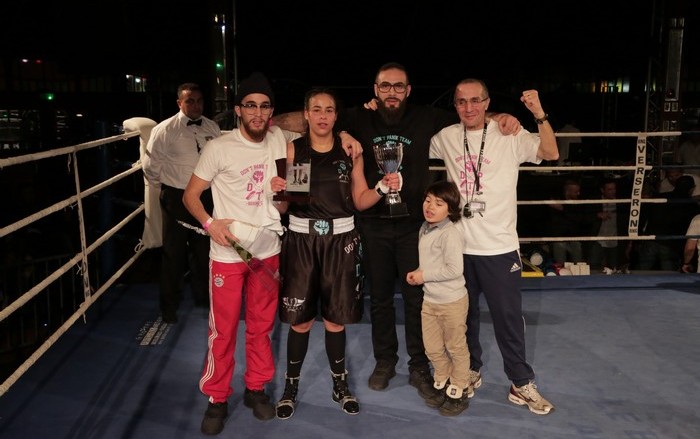 Le Ladies Boxing Tour a été organisé cette année au Havre par l'association de boxe Don't Panik, gérée par la famille du rappeur Médine (au centre), entouré ici de son père (à dr.), de son frère Nahim (à g.). A leurs côtés, la jeune boxeuse prometteuse Amina Zidani.