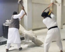 Des membres de l'EI détruisent une oeuvre du musée de Mossoul.