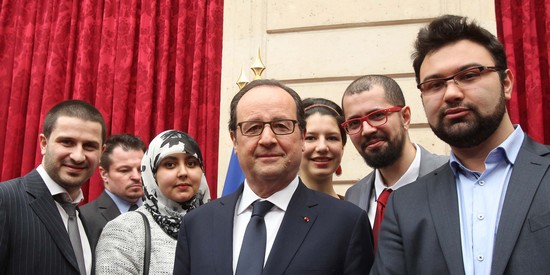François Hollande entouré des jeunes du mouvement interreligieux Coexister.