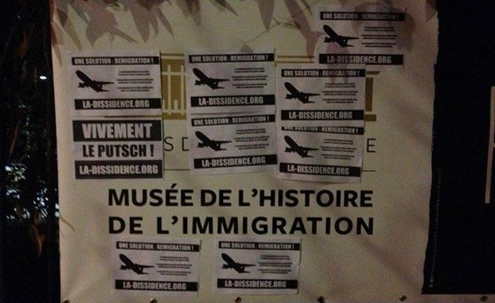 Le Musée de l'histoire et de l'immigration, la cible de l'extrême droite. Des tracts ont été collés sur les murs du bâtiment au mois de mars par une association d'extrême droite qui a revendiqué son geste.