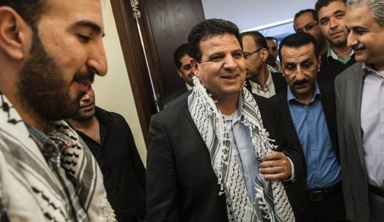 La Liste arabe unie est devenue la troisième force politique du pays, à l'issue des élections législatives qui se déroulées mardi 17 mars. La coalition est emmenée par Ayman Odeh (au centre).