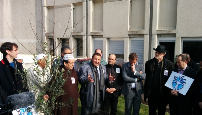 Vendredi 20 mars, un arbre de la Fraternité a été planté, à la Grande Mosquée d’Evry-Courcouronnes, en présence du recteur Khalil Merroun, du rabbin de Ris-Orangis Michel Serfaty, ainsi que celles de Francis Chouat, Stéphane Beaudet et Karl Dirat, respectivement maires d’Evry, de Courcouronnes et de Villabé.