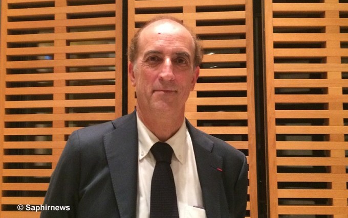 Pour François Déroche, titulaire de la chaire « Histoire du Coran » au Collège de France, « l’immense respect de l’islam pour la langue et l’écriture qui ont véhiculé la Révélation représente une chance inouïe qui permet aujourd’hui de disposer de très nombreux fragments des premiers corans copiés entre le VIIe et le Xe siècle ».