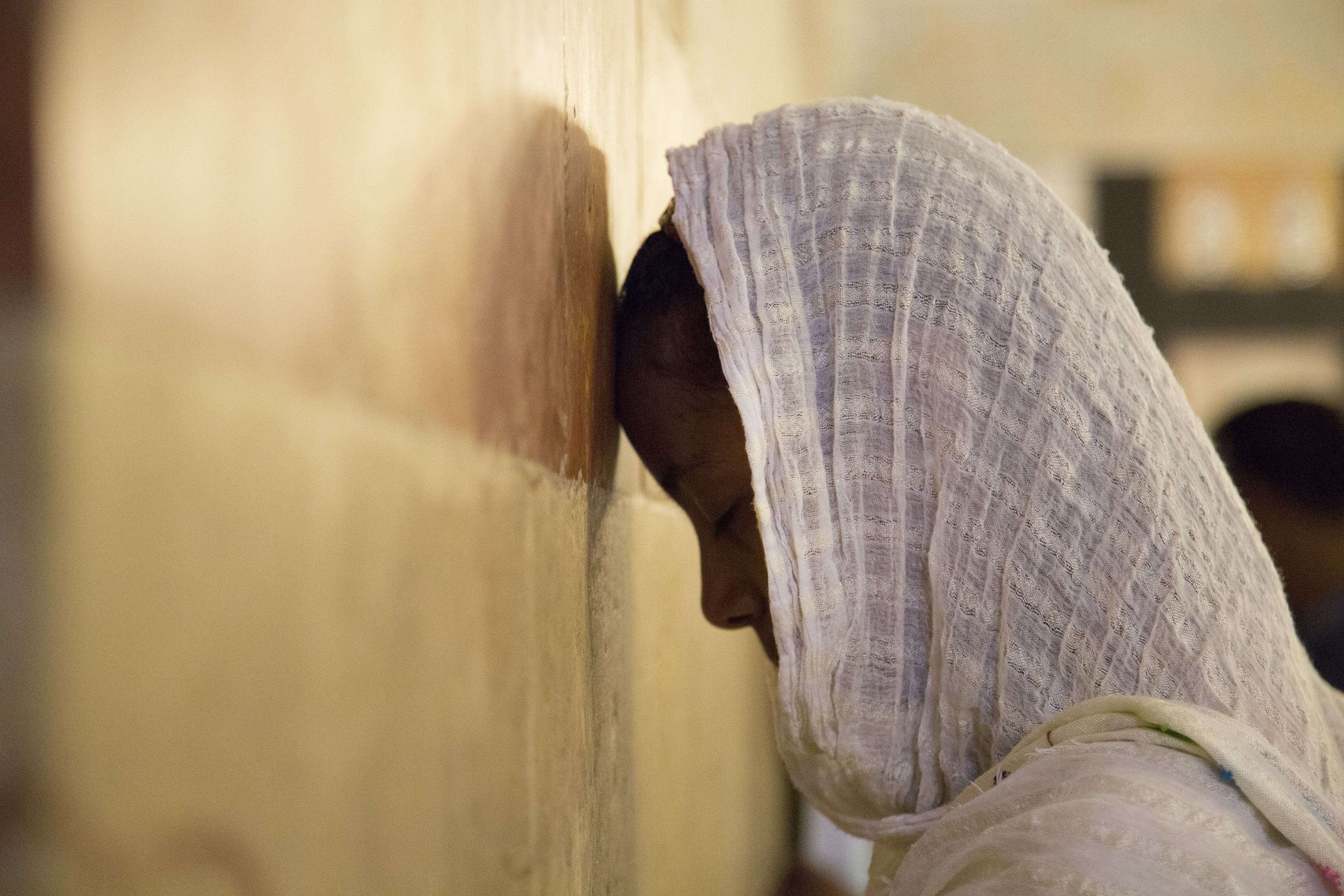 Musulmane en prière contre le cénotaphe de Rébecca dans la mosquée du caveau des Patriarches, Hébron, Palestine, 2014. (Photo : © MuCEM / IDEMEC / Manoël Pénicaud)