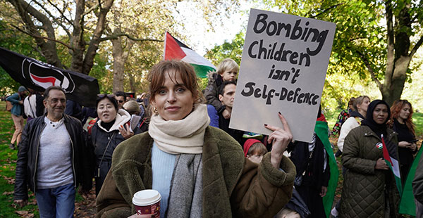 « Bombarder des enfants n’est pas de la légitime défense », peut-on lire sur la pancarte d’une manifestante lors d’un défilé de solidarité pour Gaza le 11 novembre à London. ©Alisdare Hickson/CC BY-SA 2.0 DEED