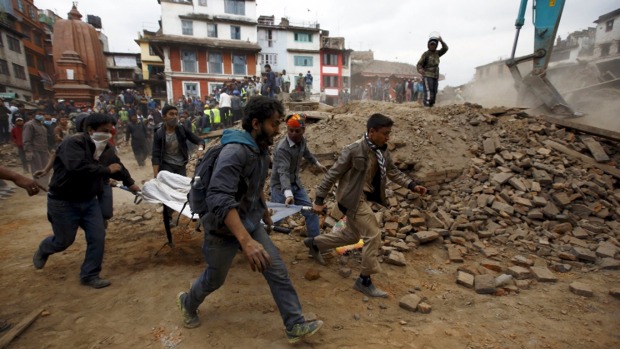 Un violent séisme a frappé le Népal samedi 25 avril. Au moins 1 800 morts ont été recensés.