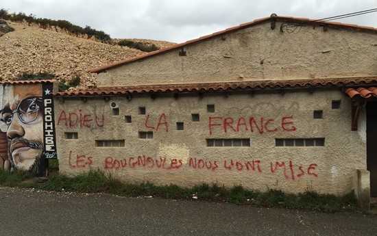 Akhenaton a révélé, dimanche 26 avril, avoir été récemment victime d'un acte raciste. Des inscriptions sur les murs de son domicile, ici en photo, ont été découvertes par le rappeur.