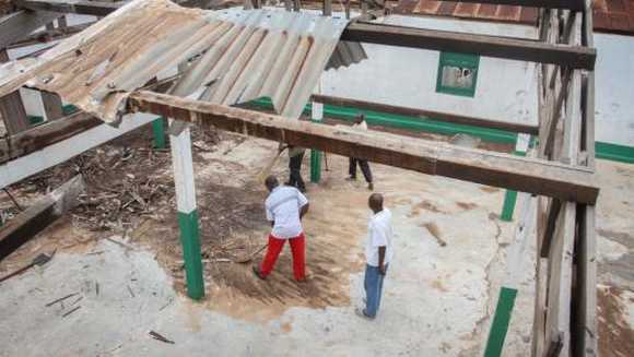 Chrétiens et musulmans ensemble pour reconstruire une mosquée à Bangui, en Centrafrique marquée par un conflit intercommunautaire sanglant depuis plus deux ans.