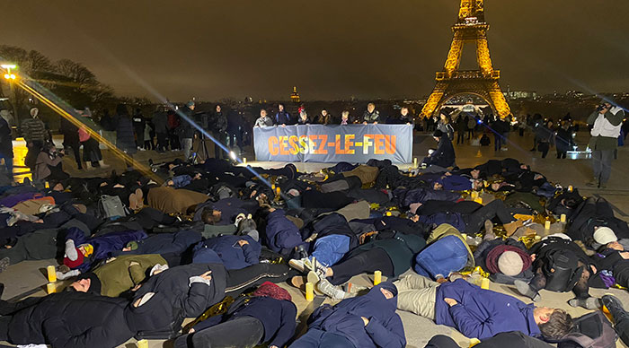 Un die-in a été organisé lundi 18 décembre à Paris pour réclamer un cessez-le-feu humanitaire immédiat à Gaza. © Twitter/MdM France