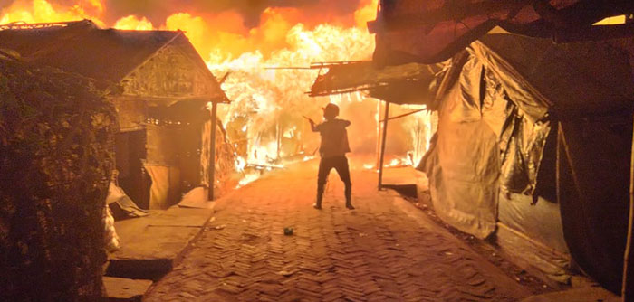 Au Bangladesh, un feu présumé criminel dans un camp de réfufiés a laissé, samedi 7 janvier, des milliers de Rohingyas sans-abri. © X/UNHCR Bangladesh