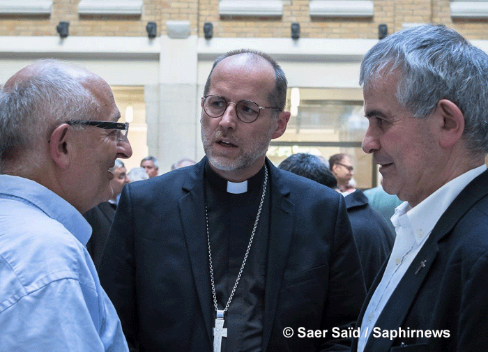 (De g. à dr.) : P. Vincent Feroldi, délégué épiscopal du diocèse de Lyon pour les relations avec les musulmans, qui sera à la tête du SRI en septembre 2015 ; Mgr Renauld de Dinechin, vicaire général de l’archidiocèse de Paris ; P. Christophe Roucou. © Saphirnews