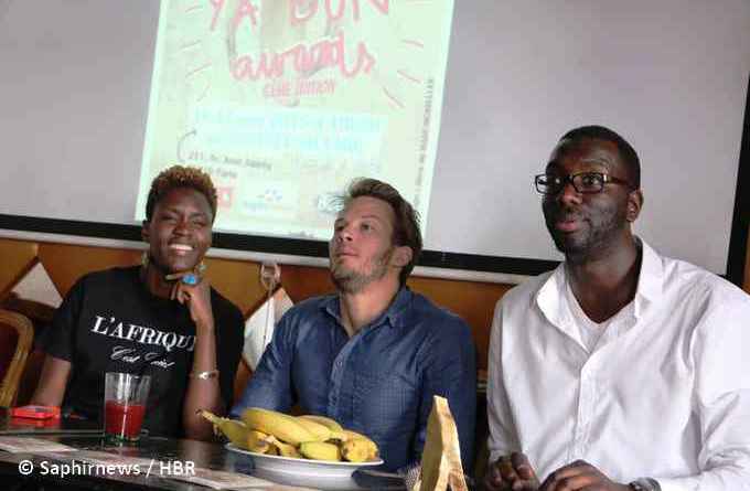 Les Y'a Bon Awards 2015 de retour. De droite à gauche : Amadou Ka, président des Indivisibles, Mathieu Longatte, animateur de la cérémonie, et Rokhaya Diallo, membre de l'association antiraciste. © Saphirnews / HBR