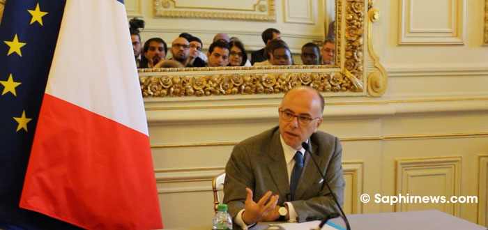 Samedi 6 juin, place Beauvau, Bernard Cazeneuve a répondu à des questions tous azimuts posées par quelque 30 Français de confession musulmane réunis par huit médias. Au cours de cette rencontre, le ministre de l’Intérieur a prôné une « République inclusive », où « chacun est libre et citoyen avant que d'être défini par son appartenance religieuse », insistant sur le fait que « la laïcité n’est pas une valeur qu’on préempte contre les musulmans ».