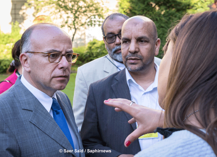 Après la rencontre-débat d'une heure et demie, les échanges entre musulmans lecteurs et auditeurs de huit médias et Bernard Cazeneuve se sont prolongés dans le jardin du ministère de l'Intérieur.