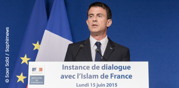Pour Manuel Valls, il s’agit, à travers l’instance de dialogue, de « faire jaillir au grand jour la réalité de l’islam en France », afin de « mener le combat des consciences », car « l’islam est en France pour y rester ». © Saphirnews