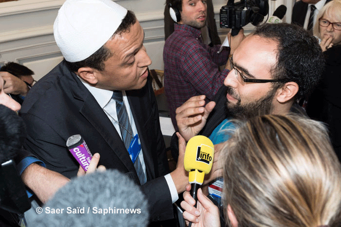 Pendant qu’il donnait une interview, Hassen Chalghoumi, de la mosquée de Drancy, a été pris à partie par Anas Saghrouni, président d’EMF, l’accusant d’être « une honte pour la communauté musulmane ». © Saphirnews