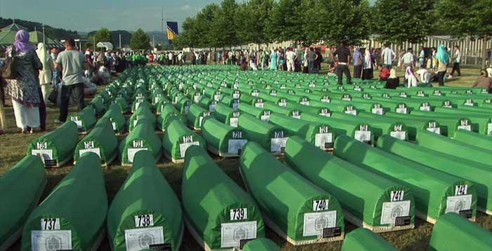 Le 11 juillet 1995, Srebrenica tombe aux mains de l’armée serbe, qui perpétue en quelques jours le plus grand massacre que l’Europe ait connue depuis la Seconde Guerre mondiale. Plus de 8 000 personnes sont capturées et tuées. Cette photo est tirée du film « Les voix de Srebrenica », réalisé par Nedim Loncarevic et diffusé par la télévision bosniaque à l’occasion du 20e anniversaire du massacre de Srebrenica (Bosnie). (Photo : © 13 Productions / France 3)