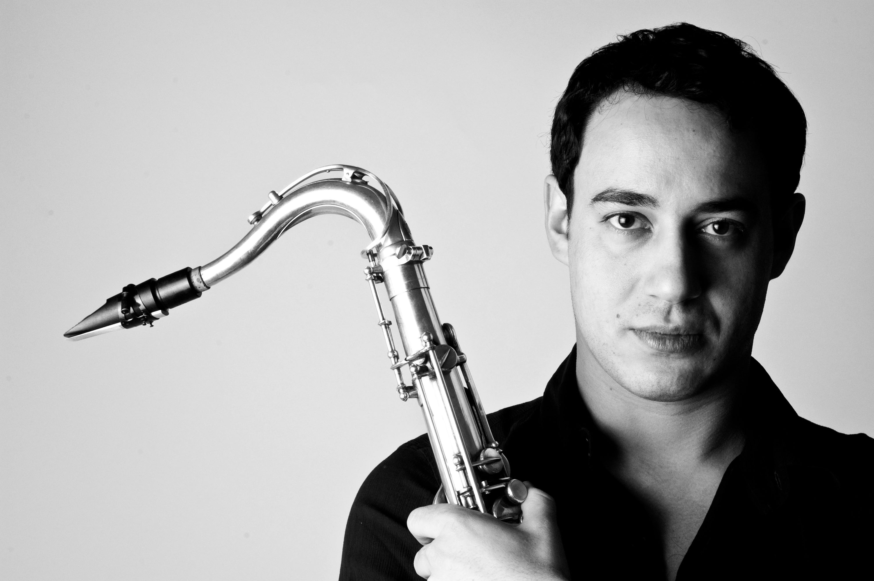Saxophoniste virtuose, Yacine Boulares sort Ajoyo, un premier album riche en couleurs.
