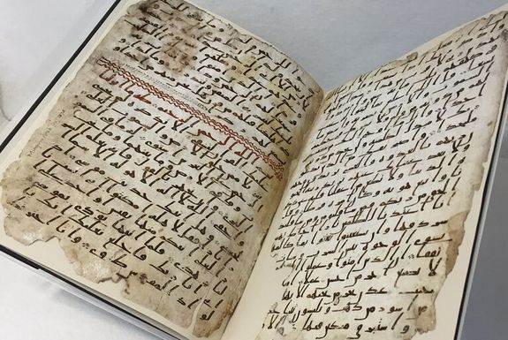 Un des plus vieux fragments manuscrits du Coran au monde (ici) a été récemment retrouvé à l'université de Birmingham.