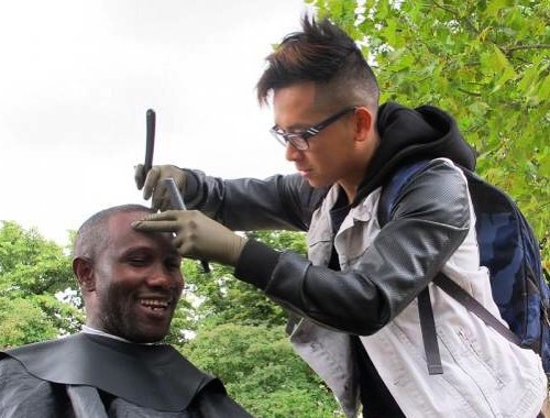 Un coiffeur aux petits soins des SDF de Paris (vidéo)