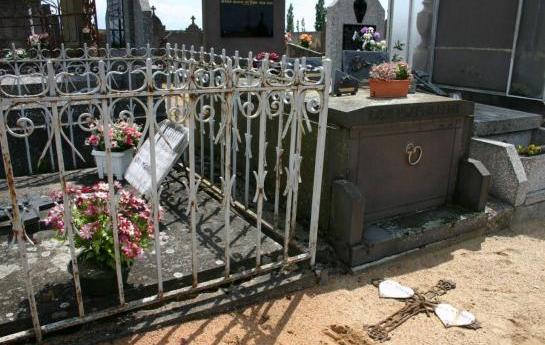 Des tombes chrétiennes profanées, une « barbarie » contre des morts
