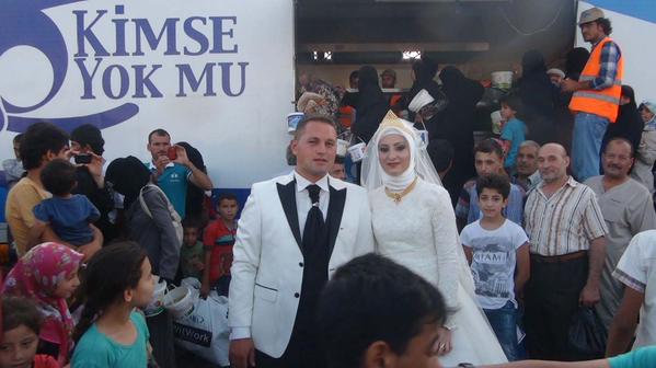 Un couple en Turquie a décidé de partager son repas de mariage avec 4 000 réfugiés syriens.